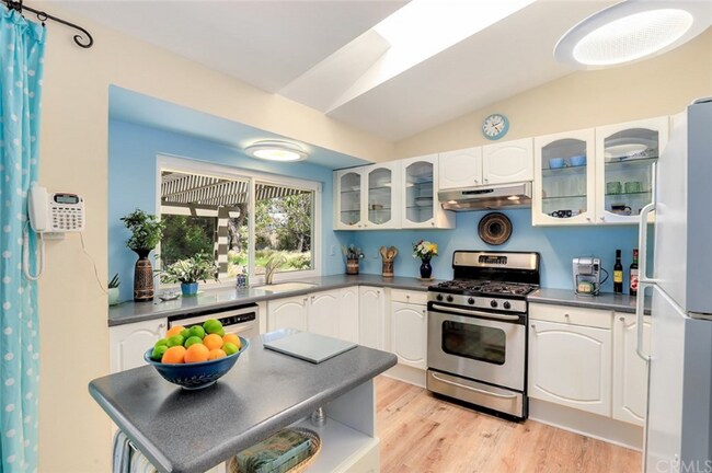 Foto del edificio - 23970 Deerfern Ave