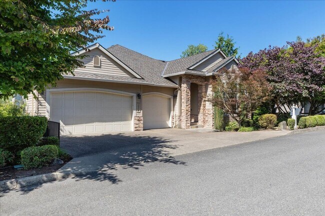 Foto del edificio - Spacious and Inviting in Forest Heights wi...