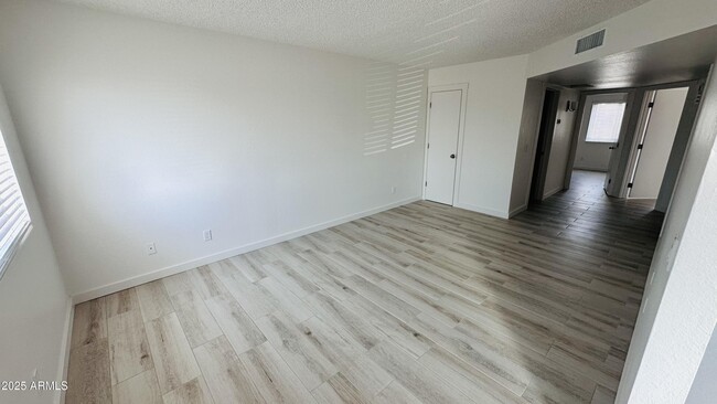 Foto del edificio - 1548 E 26th Ln