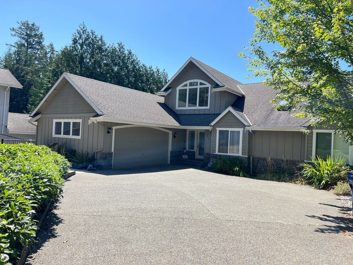 Foto principal - Remodeled with Lake Retreat Views!