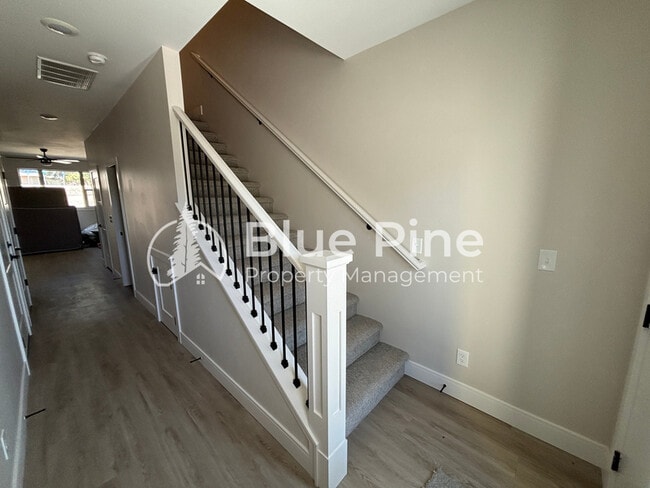 Building Photo - 477 Easy St