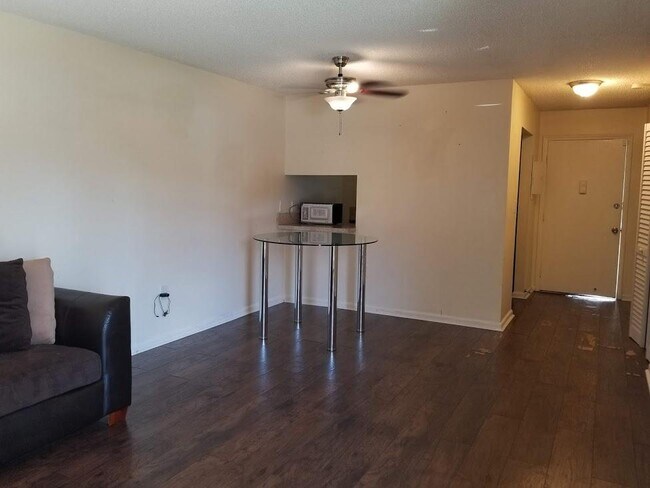 Foto del edificio - 6094 Forest Hill Blvd