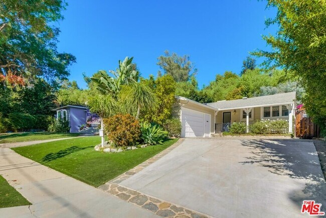 Building Photo - 21447 Providencia St