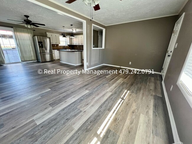 Building Photo - Beautifully Remodeled 3 Bed/2 Bath Home Av...