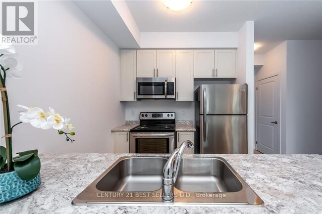 Building Photo - 125-125 Shoreview Pl