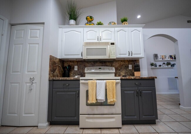 Building Photo - 12882 Hampton Lakes Cir