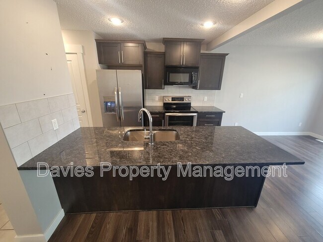 Building Photo - 5404-5414 14 Ave SW