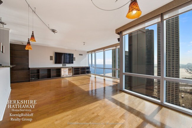 Building Photo - 450 E Waterside Dr