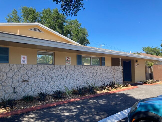 Edificio frontal - 1811 NE 56th St