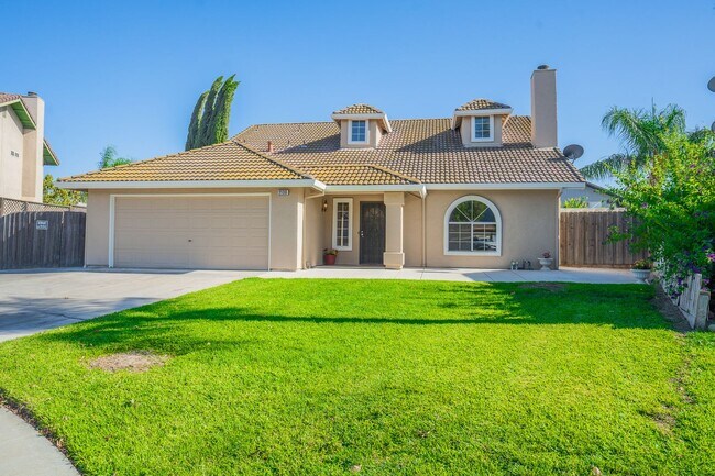 Foto del edificio - BEAUTIFUL 4 BEDROOM HOME WITH SWIMMING POOL!