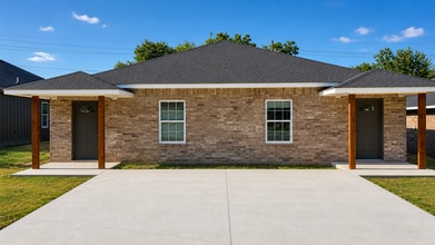 Building Photo - 313 NW Arlington Ave