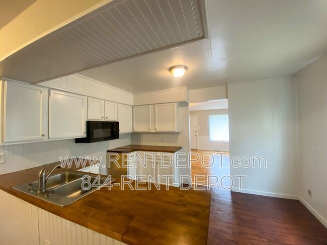 Building Photo - 2035 Hicks Dr