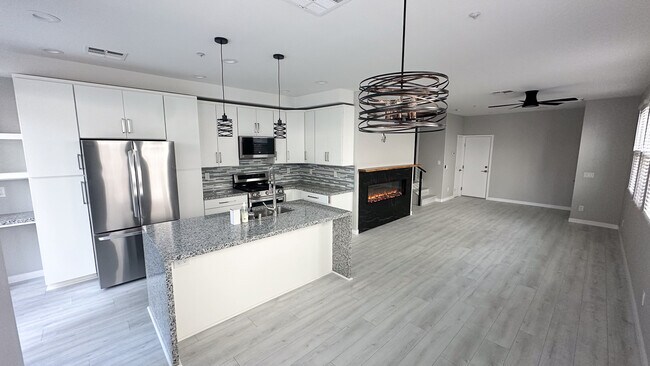 Foto del edificio - 608 Silver Berry Pl