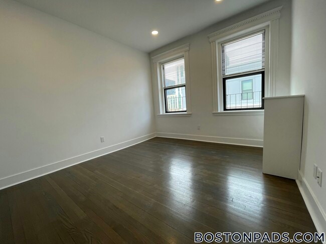 Building Photo - 11 Queensberry St
