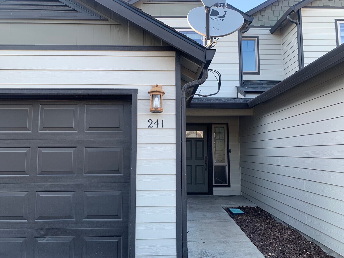 Foto principal - 241 Daisy Creek Village Dr