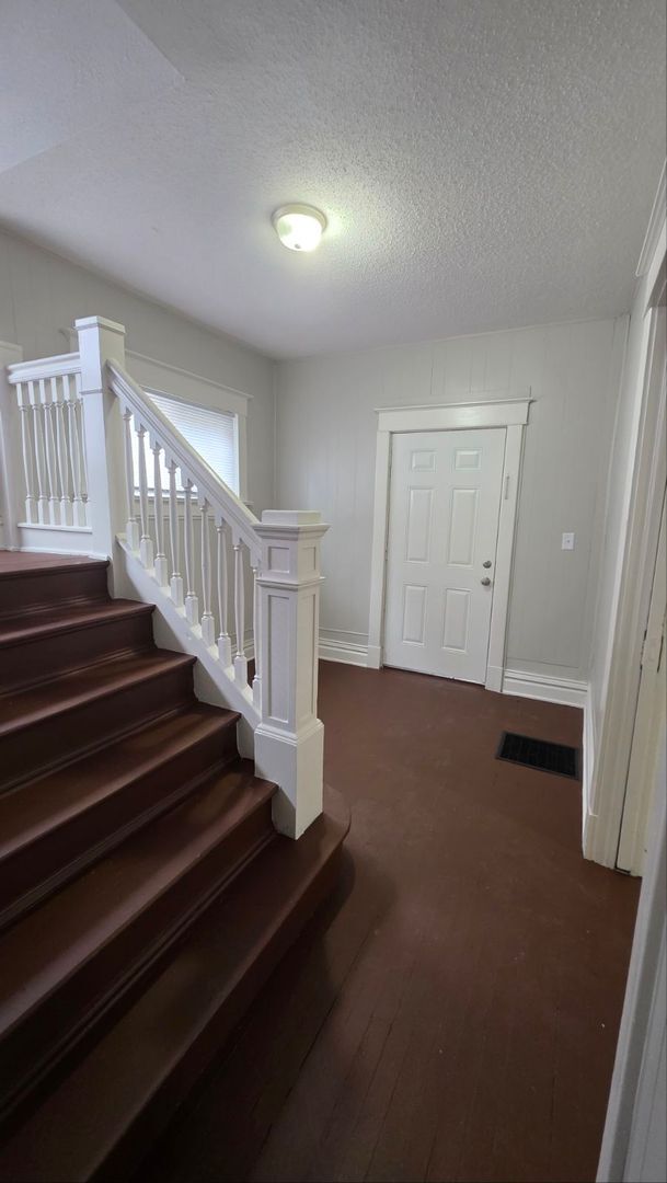 Foto del edificio - 3 BR/1BA | Newly Renovated Single Family Home | Great backyard | In Kansas City!