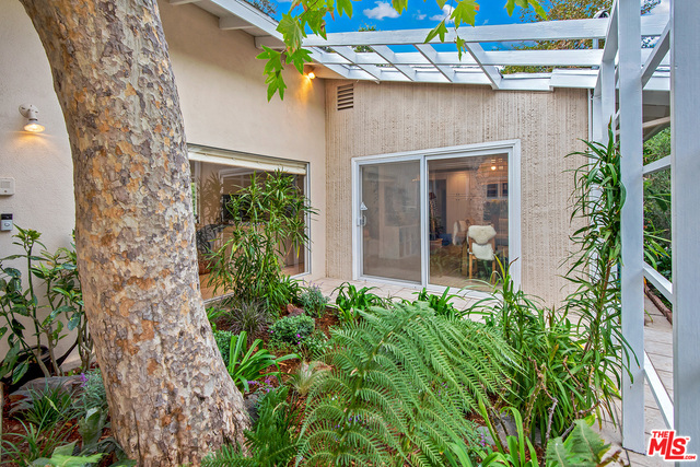 Building Photo - 4011 Mandeville Canyon Rd