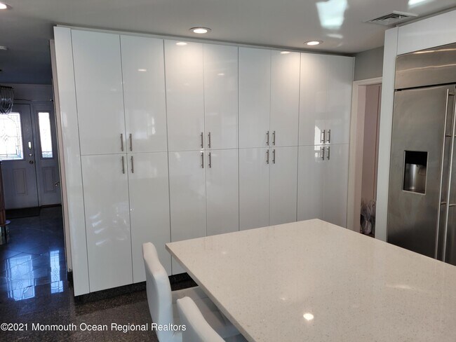 Foto del edificio - 304 Monmouth Rd