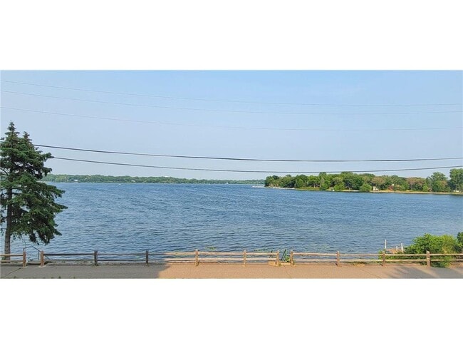 Foto del edificio - 2331 W Medicine Lake Dr
