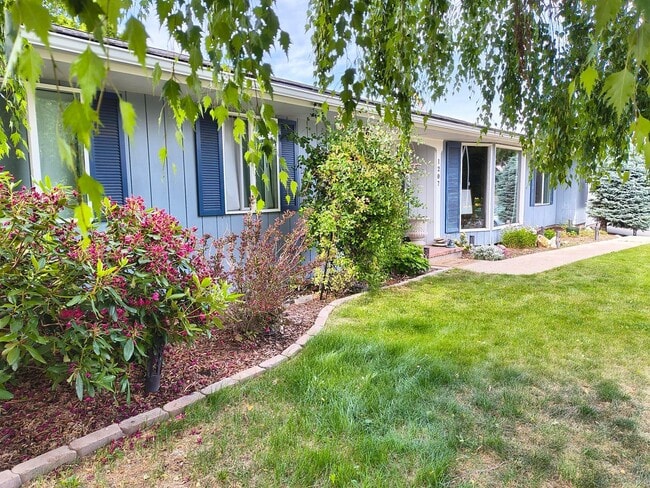 Building Photo - Spacious 4 bed, 2.5 bath with HEATED POOL ...