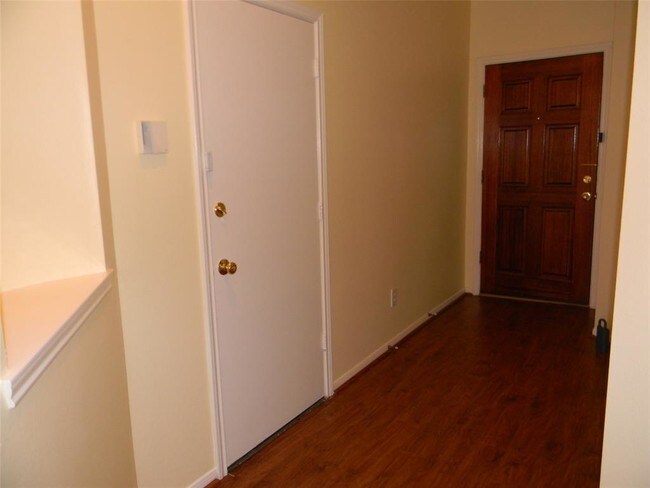 Foto del edificio - 4907 Falls Cir