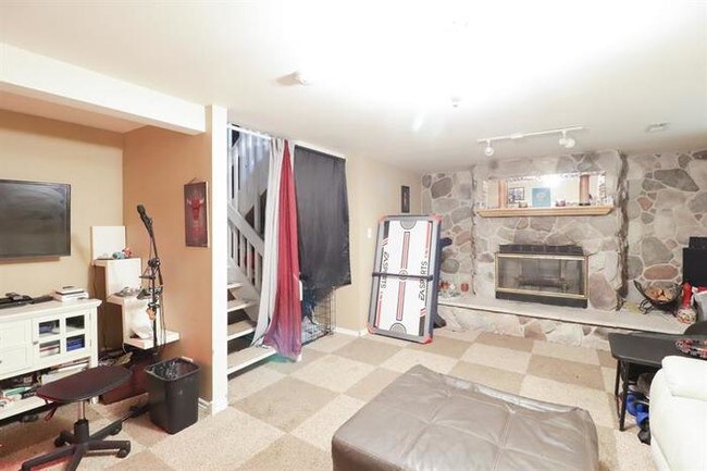 Building Photo - 227 Troy Ln, Lombard, IL, 60148