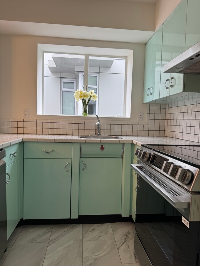 Kitchen - 2469 Cornwall Av