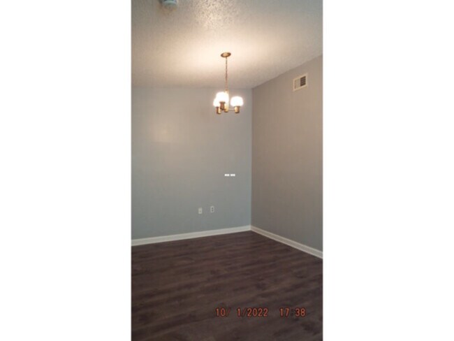 Building Photo - 8032 Laurel Bend