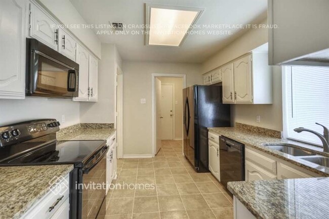 Building Photo - 1711 St James Dr