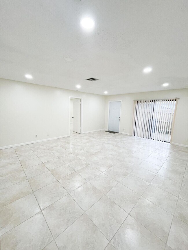 Foto del edificio - 4583 Barclay Cres