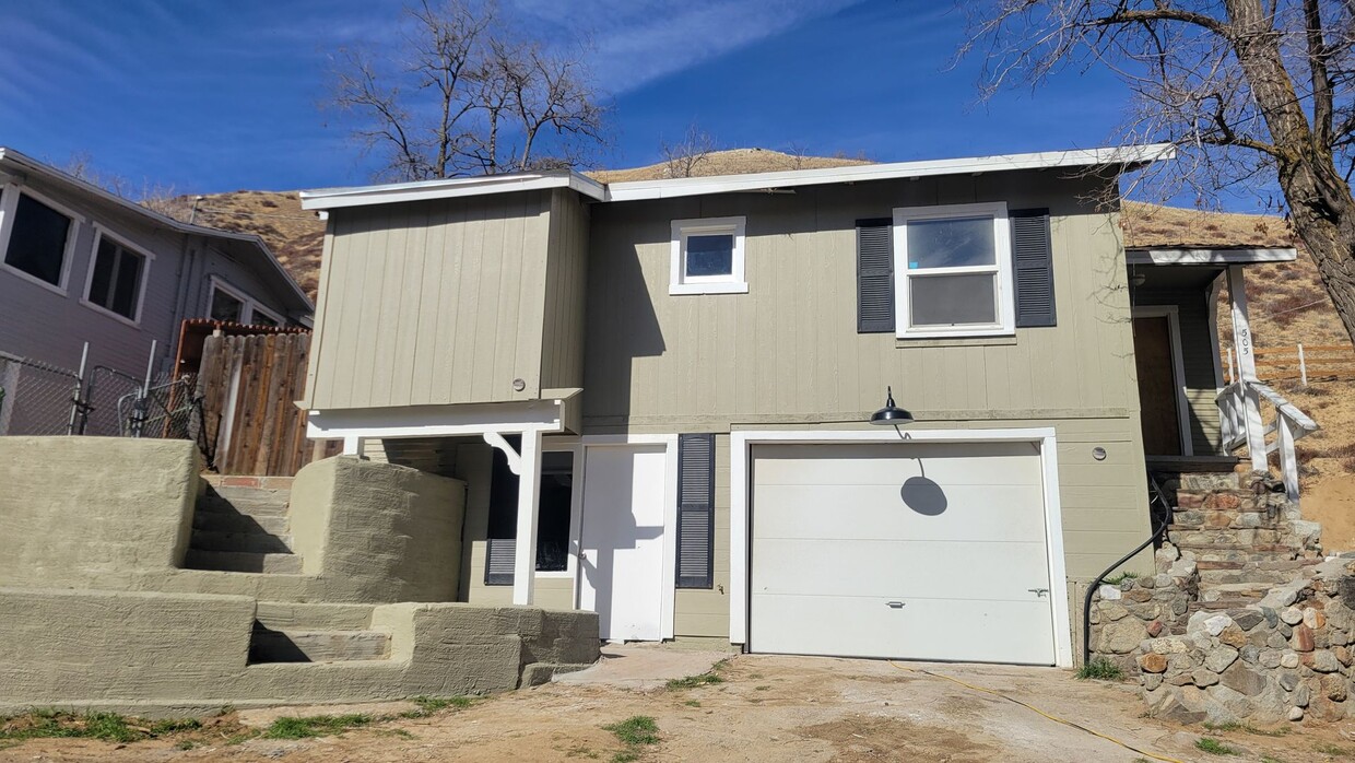 Foto principal - 3 Bedroom Home with Garage in Lebec