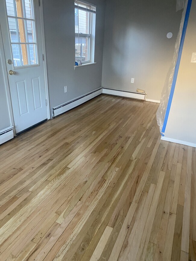 Dinning room w/balcony door - 318 W Jersey St