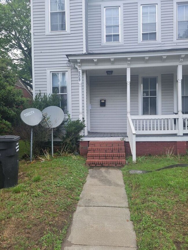 Foto del edificio - Cute Three Bedroom One and a Half Bath  Duplex in Historic Port Norfolk