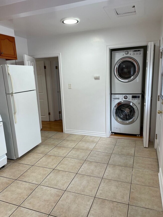 Foto del edificio - 1 Bed 1 Bath with In Unit Laundry and AC Available in PRIME Echo Park!