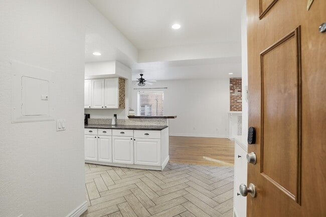 Foto del edificio - Spacious Two Bedroom in Cap Hill