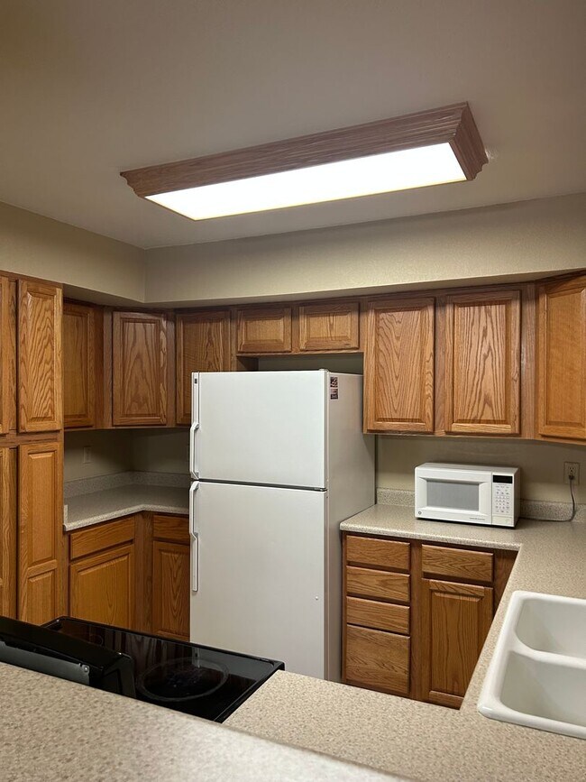Foto del edificio - $1495/Mos 1 Bed 1 Bath Lower Level Condo i...