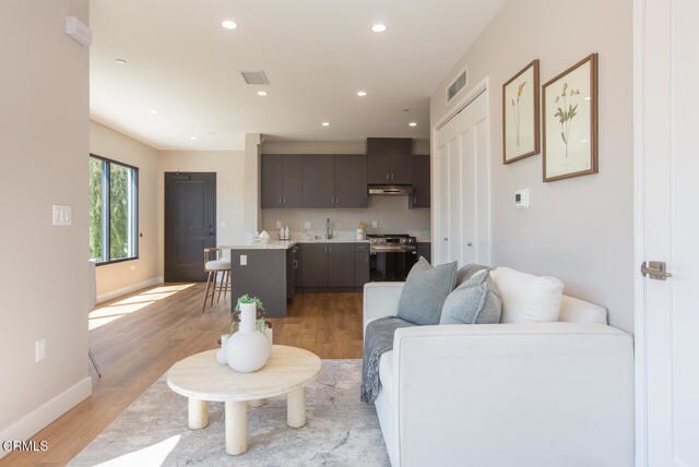 Foto del edificio - 3682 Harriman Ave