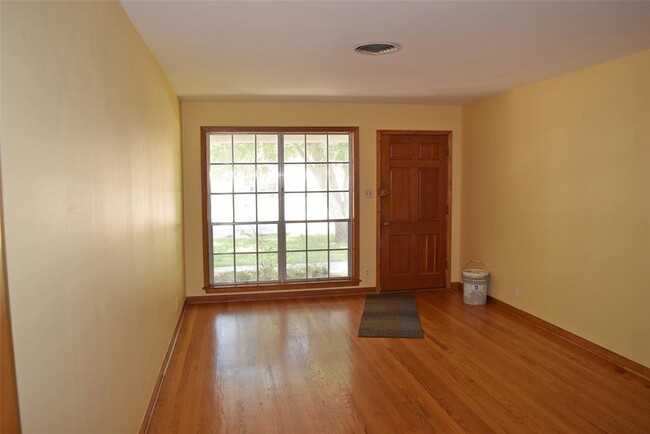 Foto del edificio - 7015 Carvel Ln