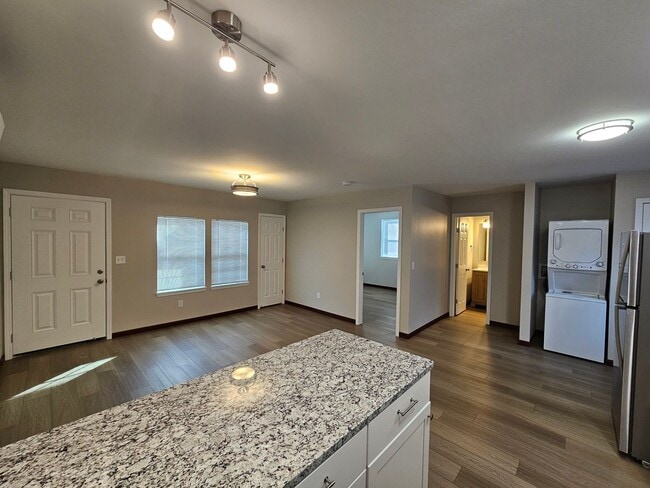 Building Photo - (1) Bed/(1) Bath Newly Remodeled Avail Mid-July! Direct Access off Alameda.