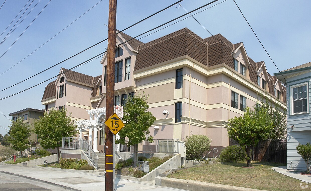 Foto principal - 3266 Logan St