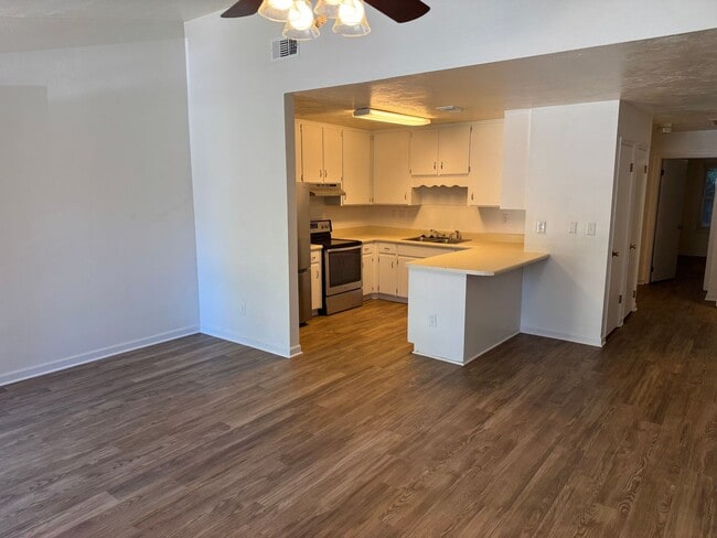 Building Photo - Great Location! Updated Townhouse Convenie...