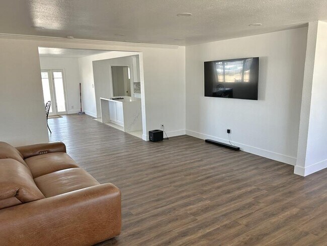 Foto del edificio - 15147 Dakota Rd