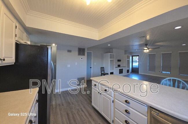 Building Photo - 460 S Main St