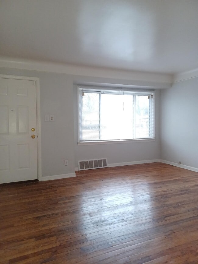 Building Photo - 21431 Pembroke Ave