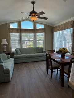 Foto del edificio - Lovely 1 Bedroom Park Model Home with Boat Dock on Chain of Lakes $1500.00. No Pets.