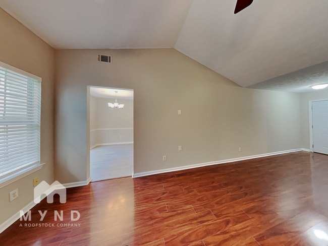 Foto del edificio - 301 Lacebark Ln