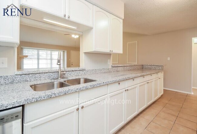 Foto del edificio - Now Available!