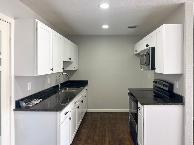 3 Bed / 1 Bath / Detached Garage - 3 Bed / 1 Bath / Detached Garage House