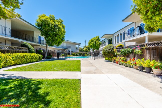 Foto del edificio - 642 Blythe Ct