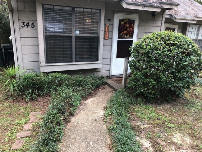 Two-Story 2 bed/2bath townhouse off Park Avenue! - Two-Story 2 bed/2bath townhouse off Park Avenue!